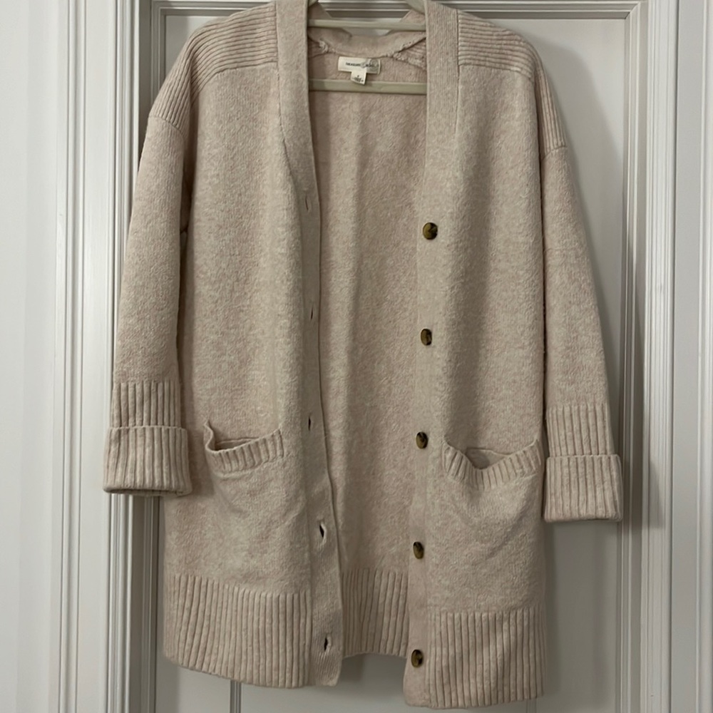 Treasure & Bond Cream cardigan with deep pockets in size small